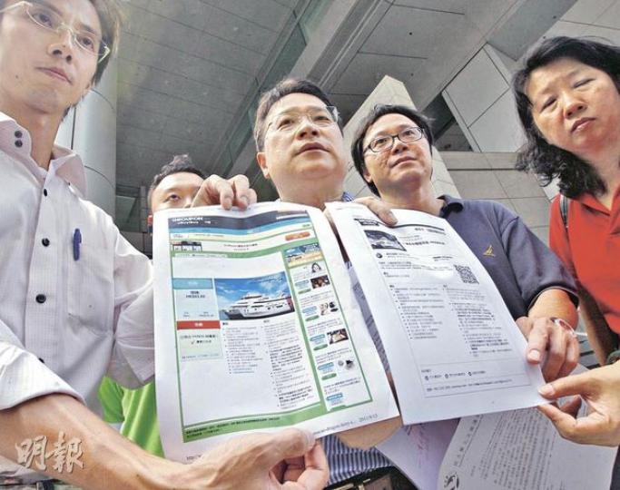 民主黨立法會議員李華明（中）就巨龍清盤疑涉詐騙一事，昨午到灣仔警察總部報案。他引述警方稱，會調查船公司背景、在清盤前有否進行資產轉移，以及過去交易。（李紹昌攝）
