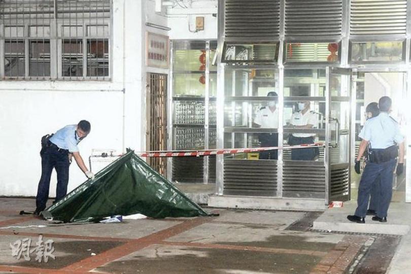 年輕女子身懷遺書及器官捐贈卡墮樓身亡，警方以帳篷覆蓋屍體。（蔡方山攝）