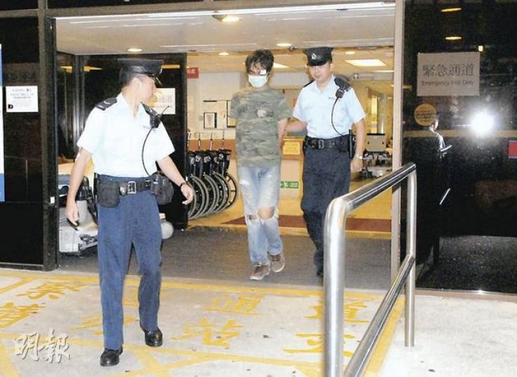 在港鐵站爆粗兼襲警的男子，以左眼角撞向警員而受傷，敷治後被帶返警署調查。（鍾炳然攝）