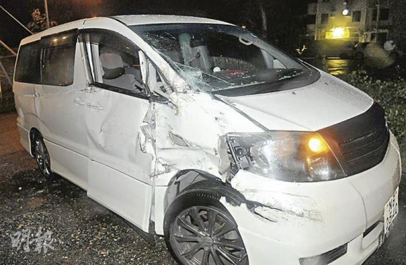 七人車遭吸糞車車尾狂撼，失控剷上行人路，右邊車身凹陷，擋風玻璃破裂。（蔡方山攝）吸糞車疑天雨路滑跣胎，車尾掃向逆線路面，撞上七人車。（蔡方山攝）