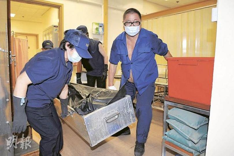 輔警懷疑受財困吞槍自殺,搶救後不治,屍體由仵工舁送殮房。(衛永康攝)吞槍的輔警送院後不治身亡,兩名家屬趕到醫院了解情况。(衛永康攝)戴上手套的探員在醫院調查案件,把一袋屬死者的物件及一叠紙張檢走。(衛永康攝)荃灣警署發生輔警吞槍自殺案,大批傳媒到場採訪,但所有出入口均有警員把守,氣氛緊張。(樊銳昌攝) 輔警懷疑受財困吞槍自殺,搶救後不治,屍體由仵工舁送殮房。(衛永康攝)吞槍的輔警送院後不治身亡,兩名家屬趕到醫院了解情况。(衛永康攝)戴上手套的探員在醫院調查案件,把一袋屬死者的物件及一叠紙張檢走。(衛永康攝)荃灣警署發生輔警吞槍自殺案,大批傳媒到場採訪,但所有出入口均有警員把守,氣氛緊張。(樊銳昌攝)
