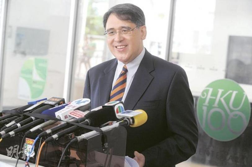 港大調查副總理李克強到訪安排的小組昨日開會,小組召集人黃嘉純會後會見傳媒,表示已訂下3階段檢討工作,會針對日後港大活動安排,向校務委員會提出改善建議。(尹錦恩攝)港大生唐同學表示,理解校方在8.18事件中的難處,但認為可以處理得更好,並應盡快交代相關事宜。 (尹錦恩攝) 港大調查副總理李克強到訪安排的小組昨日開會,小組召集人黃嘉純會後會見傳媒,表示已訂下3階段檢討工作,會針對日後港大活動安排,向校務委員會提出改善建議。(尹錦恩攝)港大生唐同學表示,理解校方在8.18事件中的難處,但認為可以處理得更好,並應盡快交代相關事宜。 (尹錦恩攝)