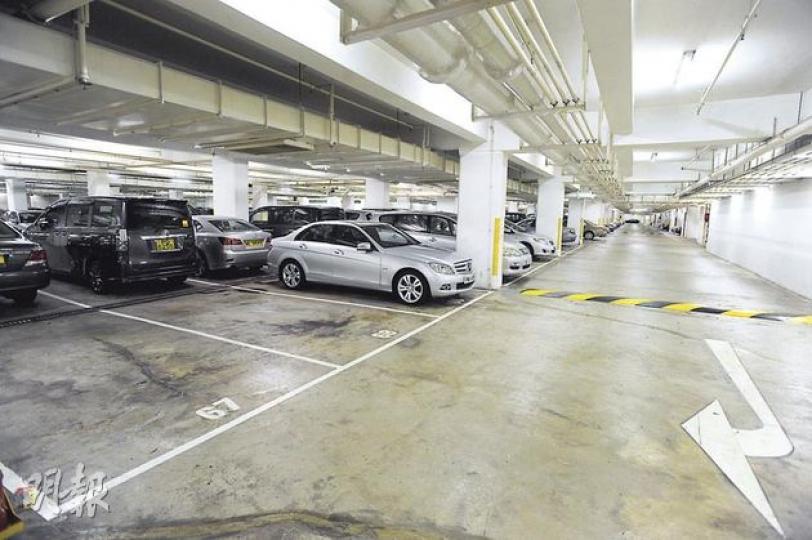 多名大角嘴維景灣的小業主投訴,指代表大業主港鐵的信和地產代理有限公司在銷售過程中涉誤導,令業主誤以為日後車位只買不租,故匆匆購入車位,惟信和其後將尚未售出的車位繼續出租。不過,信和回覆時強調,過程中絕無誤導。(尹錦恩攝) 多名大角嘴維景灣的小業主投訴,指代表大業主港鐵的信和地產代理有限公司在銷售過程中涉誤導,令業主誤以為日後車位只買不租,故匆匆購入車位,惟信和其後將尚未售出的車位繼續出租。不過,信和回覆時強調,過程中絕無誤導。(尹錦恩攝)