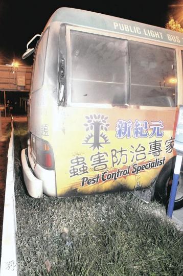 遭縱火的小巴右邊車尾燒毁,玻璃熏黑。(蔡方山攝)警員在起火現場附近草叢,檢獲一個懷疑盛載易燃液體的膠樽。(蔡方山攝) 遭縱火的小巴右邊車尾燒毁,玻璃熏黑。(蔡方山攝)警員在起火現場附近草叢,檢獲一個懷疑盛載易燃液體的膠樽。(蔡方山攝)