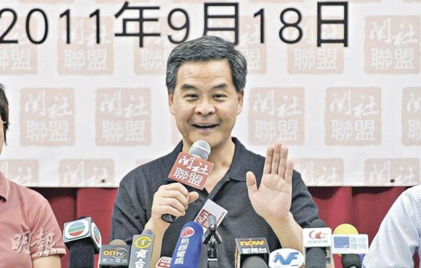 行政會議召集人梁振英昨日出席關社聯盟舉辦的座談會,會後表明會盡快與特首曾蔭權商討辭去行會職務的事。(何家達攝) 行政會議召集人梁振英昨日出席關社聯盟舉辦的座談會,會後表明會盡快與特首曾蔭權商討辭去行會職務的事。(何家達攝)