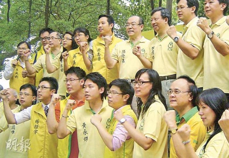 民協昨日舉行誓師大會,宣布派出26人參與區議會選舉,當中14人為競逐連任的現任區議員。圖後排左一為主席廖成利,後排右四為立法會議員馮檢基。(梁家欣攝) 民協昨日舉行誓師大會,宣布派出26人參與區議會選舉,當中14人為競逐連任的現任區議員。圖後排左一為主席廖成利,後排右四為立法會議員馮檢基。(梁家欣攝)