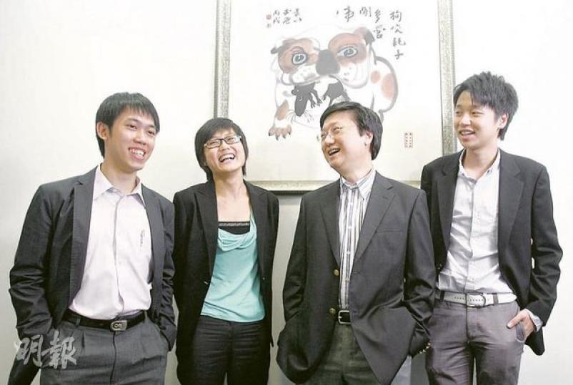 「黃金50」報告由構思、撰寫、印刷至網上宣傳等細節，都由林奮強及一班年輕人包辦。左起是成員歐肇朗、吳欣誼、林奮強及區智恒。（林振東攝）