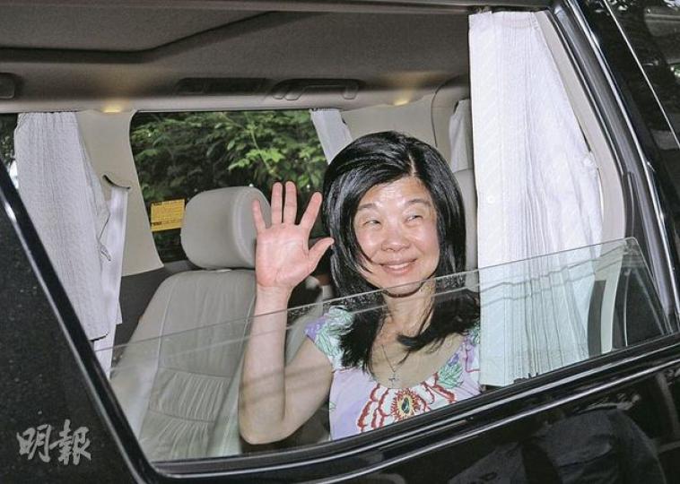 政務司長唐英年妻子郭妤淺昨早離開山頂官邸時,絞低車窗接受本報記者訪問,表示對丈夫的任何決定都會支持,至於丈夫被指曾有「婚外情」,她只回應「no comment」。(李澤彤攝) 政務司長唐英年妻子郭妤淺昨早離開山頂官邸時,絞低車窗接受本報記者訪問,表示對丈夫的任何決定都會支持,至於丈夫被指曾有「婚外情」,她只回應「no comment」。(李澤彤攝)