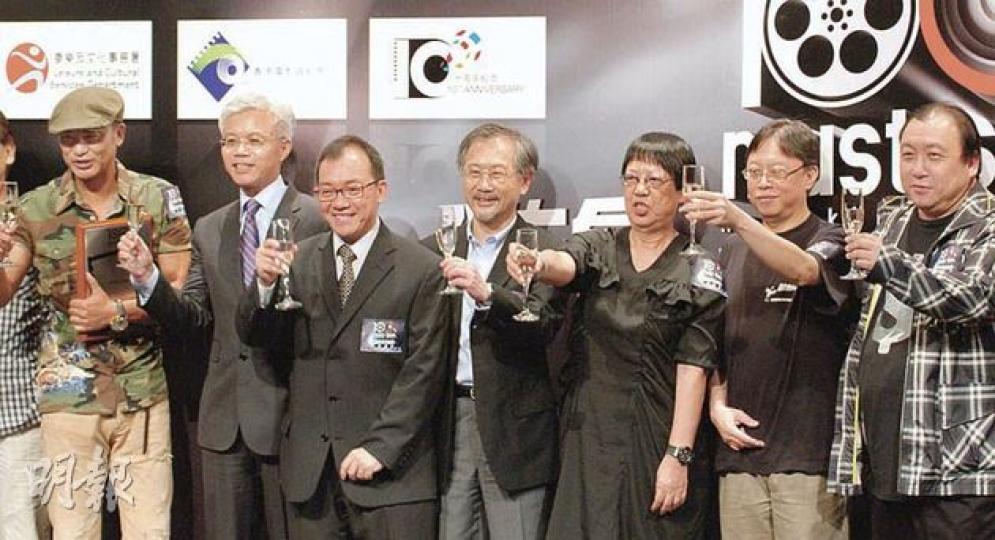 電影資料館公布「百部不可不看的香港電影」,影星任達華(左一)、導演許鞍華(右三)及王晶(右一)均有作品入圍,昨齊齊出席儀式撐場。右二為推選小組成員之一舒琪。(葉漢華攝) 電影資料館公布「百部不可不看的香港電影」,影星任達華(左一)、導演許鞍華(右三)及王晶(右一)均有作品入圍,昨齊齊出席儀式撐場。右二為推選小組成員之一舒琪。(葉漢華攝)