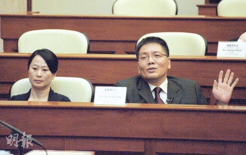 亞洲電視前高級副總裁梁家榮昨日出席立法會資訊科技及廣播事務委員會特別會議,承認犯錯,在沒有第二個消息來源下誤信「消息人士」,容許報道「出街」,他始終不肯透露「消息人士」身分。(葉漢華攝)亞視董事兼高級副總裁欒震國(左)昨與亞視執行董事盛品儒(右)到立法會解畫,盛品儒在首度發言時,就誤報前國家主席江澤民死訊事件向江澤民和全港市民鞠躬道歉。(葉漢華攝) 亞洲電視前高級副總裁梁家榮昨日出席立法會資訊科技及廣播事務委員會特別會議,承認犯錯,在沒有第二個消息來源下誤信「消息人士」,容許報道「出街」,他始終不肯透露「消息人士」身分。(葉漢華攝)亞視董事兼高級副總裁欒震國(左)昨與亞視執行董事盛品儒(右)到立法會解畫,盛品儒在首度發言時,就誤報前國家主席江澤民死訊事件向江澤民和全港市民鞠躬道歉。(葉漢華攝)