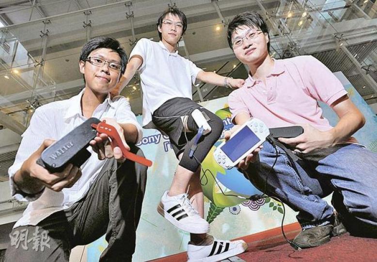 「SCEH可再生能源產品設計比賽」的冠軍得獎者余卓謙(左起)、黎偉賢和陳始創以動力發電的手提裝置「WATTer」勝出比賽,他們表示,運動時在膝上佩戴重200克的裝置,便可以為手提遊戲機PSP和iPhone充電。(李澤彤攝) 「SCEH可再生能源產品設計比賽」的冠軍得獎者余卓謙(左起)、黎偉賢和陳始創以動力發電的手提裝置「WATTer」勝出比賽,他們表示,運動時在膝上佩戴重200克的裝置,便可以為手提遊戲機PSP和iPhone充電。(李澤彤攝)