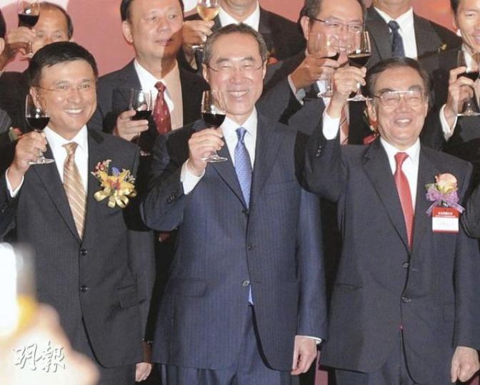 仍未表態何時辭職參選的政務司長唐英年(中),現時尚有四項主要工作未完成。圖為他昨日出席國慶酒會祝酒。(何家達攝)梁振英昨日無正面回應何時辭去行政會議召集人身分參選特首,重申會與特首曾蔭權商討後公布詳情。(尹錦恩攝)香港潮屬各界昨日舉辦國慶酒會,前港區全國人大代表吳康民(右)亦有出席,並稱若建制派在選委會中取得1000票,相信中央會容許兩名建制人士參選。(何家達攝)(明報製圖) 仍未表態何時辭職參選的政務司長唐英年(中),現時尚有四項主要工作未完成。圖為他昨日出席國慶酒會祝酒。(何家達攝)梁振英昨日無正面回應何時辭去行政會議召集人身分參選特首,重申會與特首曾蔭權商討後公布詳情。(尹錦恩攝)香港潮屬各界昨日舉辦國慶酒會,前港區全國人大代表吳康民(右)亦有出席,並稱若建制派在選委會中取得1000票,相信中央會容許兩名建制人士參選。(何家達攝)(明報製圖)