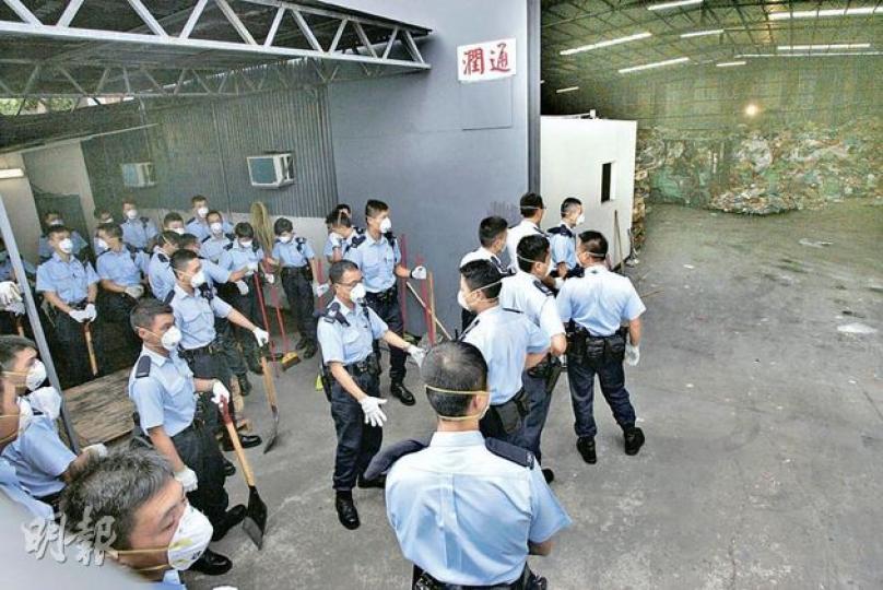 警員運來大批掃帚、鐵鏟、口罩及保護衣到福亨村6億元可卡因案現場,馬拉松式繼續搜查。(黃雄攝) 警員運來大批掃帚、鐵鏟、口罩及保護衣到福亨村6億元可卡因案現場,馬拉松式繼續搜查。(黃雄攝)