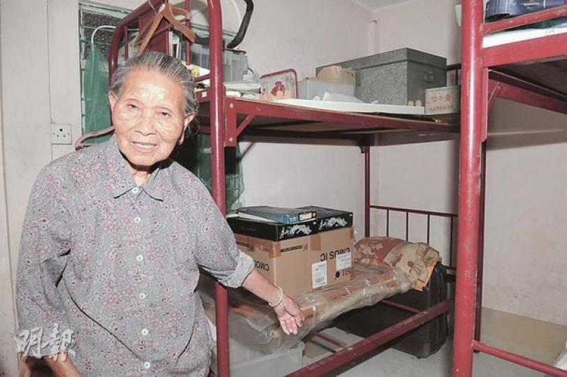 上水蕉徑營盤村72歲老翁李耀祖,在上水家中被洪水溺斃,死因庭裁定他死於意外。死者妻子仍居於村屋中,並將牀板墊高以防洪水入屋。 (衛永康攝)李耀祖去年7月被洪水溺斃時,上水營盤河正進行排水系統改善工程,建築物料被指堵塞排水渠,令水位急速上漲。營盤河昨日仍進行工程,渠務署預計今年底完工,將可抵擋50年一遇的暴雨。(衛永康攝) 上水蕉徑營盤村72歲老翁李耀祖,在上水家中被洪水溺斃,死因庭裁定他死於意外。死者妻子仍居於村屋中,並將牀板墊高以防洪水入屋。 (衛永康攝)李耀祖去年7月被洪水溺斃時,上水營盤河正進行排水系統改善工程,建築物料被指堵塞排水渠,令水位急速上漲。營盤河昨日仍進行工程,渠務署預計今年底完工,將可抵擋50年一遇的暴雨。(衛永康攝)