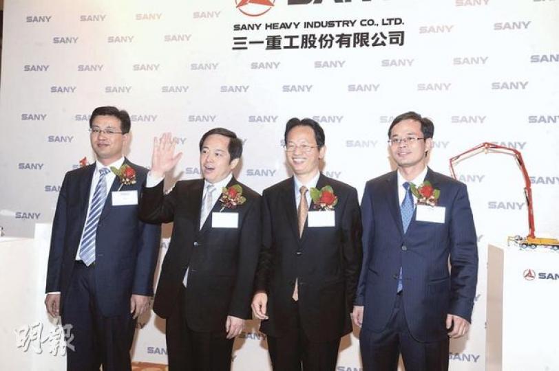 在淡市下集資數百億元的三一,最終逃不過改期命運。左起副總裁向儒安、行政總裁向文波、執行董事趙想章和財務副總監劉華。(尹錦恩攝)(明報製圖) 在淡市下集資數百億元的三一,最終逃不過改期命運。左起副總裁向儒安、行政總裁向文波、執行董事趙想章和財務副總監劉華。(尹錦恩攝)(明報製圖)