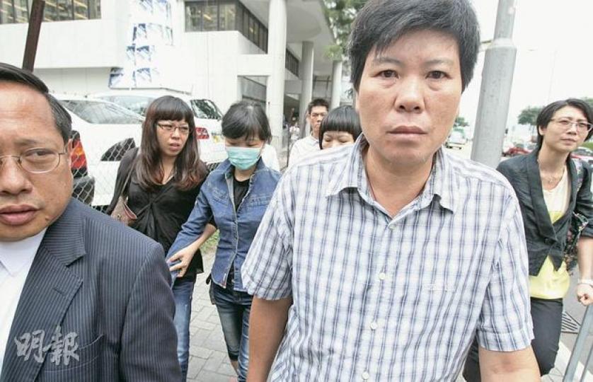 去年5月在校內墮樓身亡的黃凌鋒,其父親黃陽照(前)和母親葉惠娟(後方左二)昨在代表律師何俊仁陪同下出席死因庭聆訊。死者父母批評校方逼兒子回校服藥,結果愛兒服藥不久便跳樓。(林振東攝)訓導老師林錫榮(圖)昨在死因庭上稱,要求黃凌鋒每早回校服藥,是由於黃母曾稱死者抗拒服藥,校方於是協助監督。(林振東攝) 去年5月在校內墮樓身亡的黃凌鋒,其父親黃陽照(前)和母親葉惠娟(後方左二)昨在代表律師何俊仁陪同下出席死因庭聆訊。死者父母批評校方逼兒子回校服藥,結果愛兒服藥不久便跳樓。(林振東攝)訓導老師林錫榮(圖)昨在死因庭上稱,要求黃凌鋒每早回校服藥,是由於黃母曾稱死者抗拒服藥,校方於是協助監督。(林振東攝)