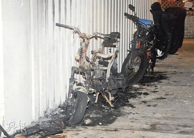 兩輛停泊在愛秩序街天橋底的電車被縱火燒毁，其中一部火種救熄後已成廢鐵。（蔡方山攝）