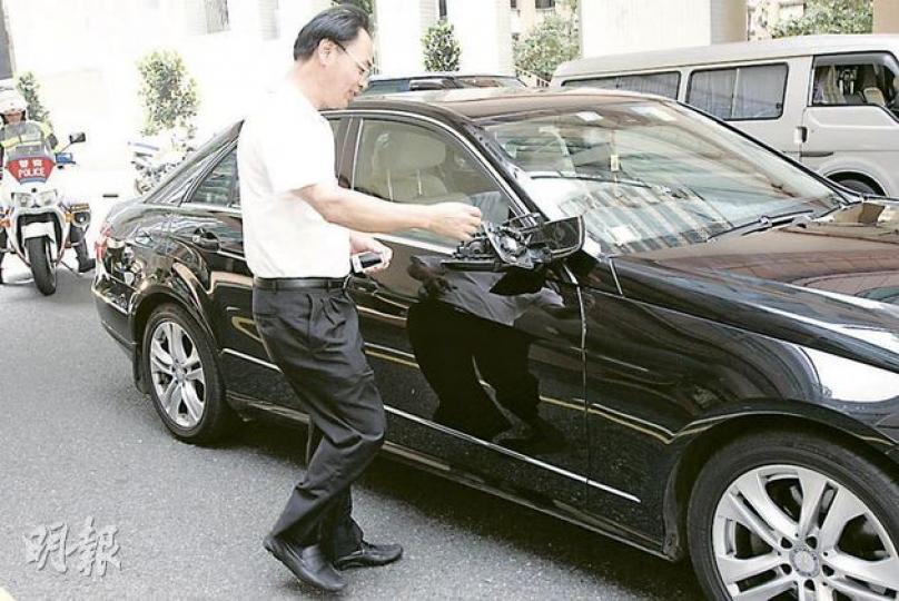 青年「撞傷」平治房車後「借尿遁」，司機報警後檢視遭撞毁的倒後鏡。（黃雄攝）