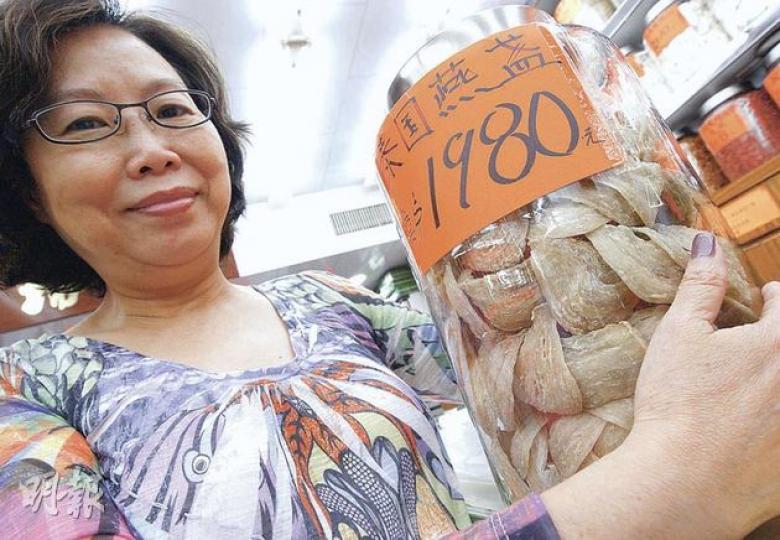 譚女士說自己因病已停吃燕窩多年，但年逾八旬的奶奶食用燕窩多年身體十分健康，她表示自己得悉燕盞含高濃度亞硝酸鹽後，以後不敢再吃。（李紹昌攝）（明報製圖）