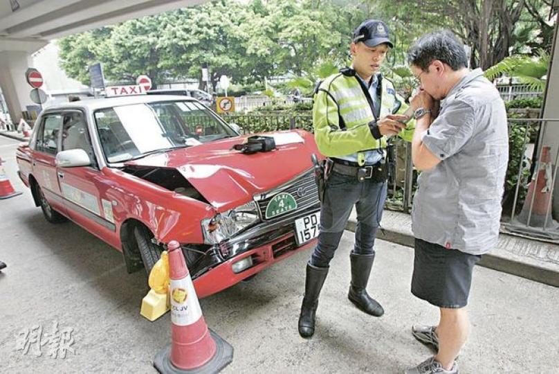 「黎嬰彎」連續兩天發生同類車禍，昨日一輛的士駛出摩理臣山道與另一輛的士相撞，車頭嚴重損毁，司機接受警員酒精吹氣證實無飲酒。（黃雄攝）空載的士（藍箭嘴）駛至摩理臣山道雙白線前，懷疑沒停車直駛，與載客的士（紅箭嘴）相撞，捱撞的士其後衝前20多米停下。（黃雄攝）