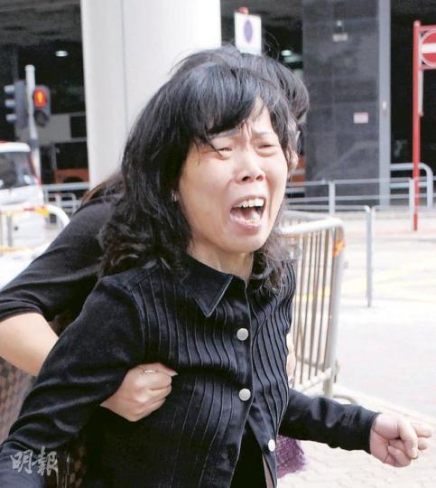 17歲男生黃凌鋒在校內跳樓身亡的案件昨在死因庭繼續聆訊。黃母葉惠娟在法庭外激動指摘校長劉中元句句虛言，被親友強行拉走。（阮穎嘉攝）東涌天主教學校校長劉中元指記大過並非懲罰，而是給黃凌鋒改過機會，強調日後有好行為，可以取消大過。（阮穎嘉攝）