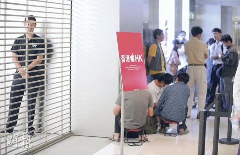 香港蘋果專門店周六開幕，將會向首3000名顧客派發紀念T恤，昨晚已有不少蘋果迷在店外通宵輪候。（何家達攝）位於中環國金商場的Apple Store周六開幕，蘋果共聘請300名員工，店內亦設過百個產品展示攤位，每件產品旁均設有一部iPad，顧客可輕按屏幕比較其他蘋果產品。（陳淑安攝）