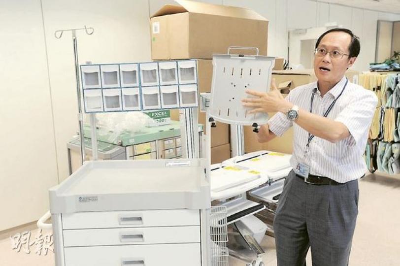 瑪嘉烈醫院病房電子藥物處方系統小組組長羅振邦醫生說，醫生可在流動藥櫃附設的平板電腦上為病人處方藥單，資料一目了然，可減少開錯藥、派錯藥的風險。（尹錦恩攝）