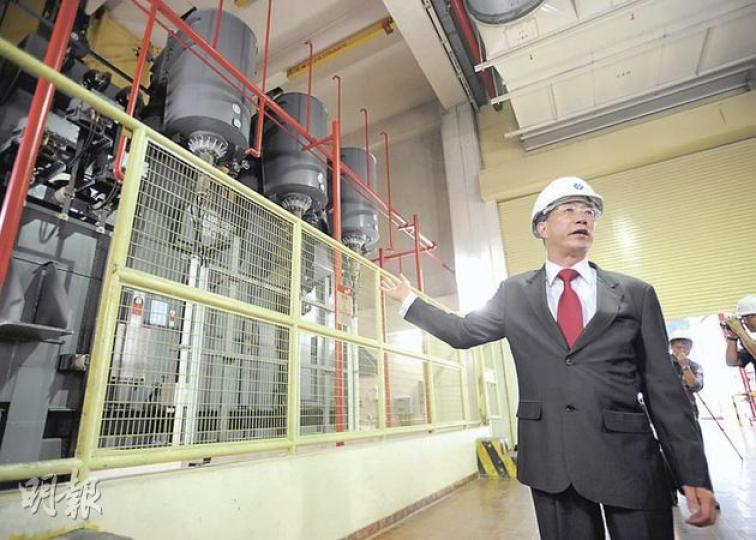 中電高級智能電網發展經理關仲明指出，新一代「變壓器狀態監察系統」（圖），可加快化驗變壓器的「絕緣油」，並即時傳送檢測數據，以盡早發現過熱、局部放電等問題。3套系統目前率先安裝在元朗和沙田變電站。（李澤彤攝）
