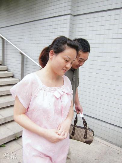 內地孕婦高玲娜被撤控,她昨由丈夫陪同下離開法院,對記者提問一概不回應。(林綺琪攝) 內地孕婦高玲娜被撤控,她昨由丈夫陪同下離開法院,對記者提問一概不回應。(林綺琪攝)