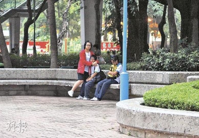 友人到大廈找女童,打算與她外出打邊爐預祝生日,驚聞死訊,相擁哭泣。(衛永康攝)昨晚有保安員到女童墮樓現場拜祭,以求心安。(衛永康攝) 友人到大廈找女童,打算與她外出打邊爐預祝生日,驚聞死訊,相擁哭泣。(衛永康攝)昨晚有保安員到女童墮樓現場拜祭,以求心安。(衛永康攝)