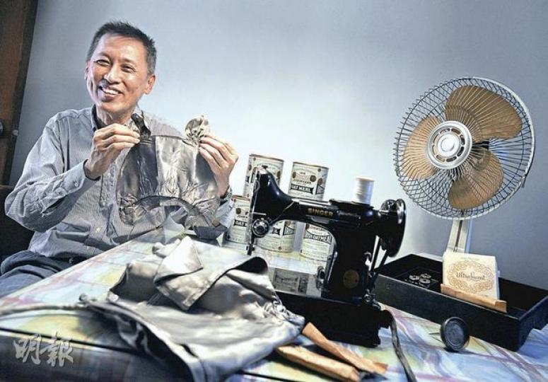 桃姐的針黹耍家,Roger記憶中桃姐常坐在衣車前給他縫製衣服甚至戲服。Roger小學時穿過的「老鼠裝」,原來一直藏在桃姐的木櫳中。(李澤彤攝)桃姐的房間,除了牀鋪,兩個樟木櫳佔了三分一位置,組合櫃裏放滿數十年來她服侍李家用過的用品。(李澤彤攝)四層的保溫飯盒,每層分別放置飯、餸、湯、水果,是桃姐送飯給Roger所用。Roger小時就讀男拔萃小學,他笑言當年「貴族學校」飯堂的餸菜不好吃,幸好有桃姐送來美味的住家飯。(李澤彤攝) 桃姐的針黹耍家,Roger記憶中桃姐常坐在衣車前給他縫製衣服甚至戲服。Roger小學時穿過的「老鼠裝」,原來一直藏在桃姐的木櫳中。(李澤彤攝)桃姐的房間,除了牀鋪,兩個樟木櫳佔了三分一位置,組合櫃裏放滿數十年來她服侍李家用過的用品。(李澤彤攝)四層的保溫飯盒,每層分別放置飯、餸、湯、水果,是桃姐送飯給Roger所用。Roger小時就讀男拔萃小學,他笑言當年「貴族學校」飯堂的餸菜不好吃,幸好有桃姐送來美味的住家飯。(李澤彤攝)