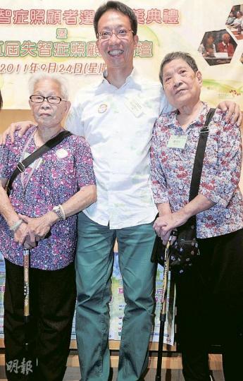 阮祖光(中)的父親、母親(右)及岳母(左)均患腦退化症,他認為照顧者最重要能保持身體健康,才有精神和氣力繼續照顧患者。(尹錦恩攝) 阮祖光(中)的父親、母親(右)及岳母(左)均患腦退化症,他認為照顧者最重要能保持身體健康,才有精神和氣力繼續照顧患者。(尹錦恩攝)