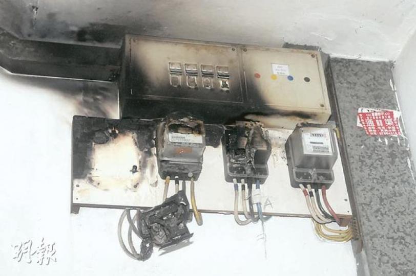 深水埗零設防的唐樓再度被縱火,梯間的電表被燒毁熏黑。(蔡方山攝) 深水埗零設防的唐樓再度被縱火,梯間的電表被燒毁熏黑。(蔡方山攝)