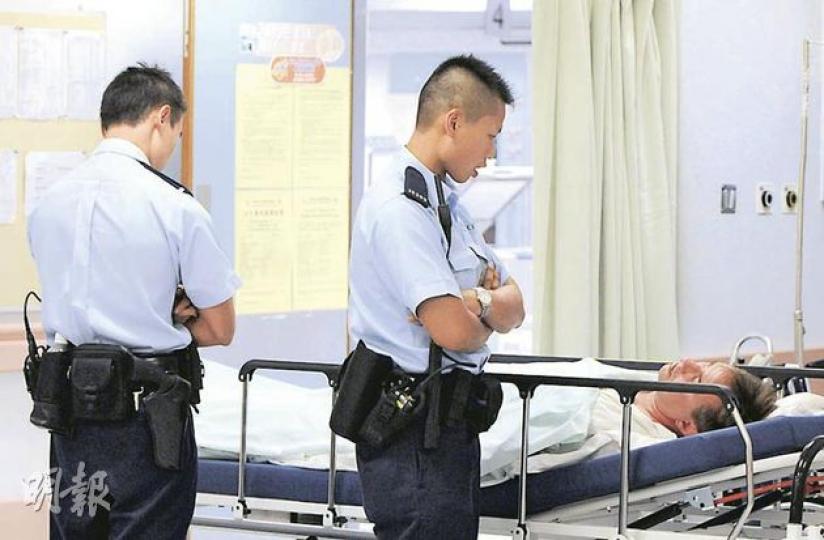 洋漢涉嫌飲「霸王酒」及襲擊酒店職員被捕,送院後由警員看守,以防他再次逃走。(蔡方山攝)香港怡東酒店職員(中)阻止未結帳的洋漢離開,糾纏時受傷,需送院治理。(蔡方山攝) 洋漢涉嫌飲「霸王酒」及襲擊酒店職員被捕,送院後由警員看守,以防他再次逃走。(蔡方山攝)香港怡東酒店職員(中)阻止未結帳的洋漢離開,糾纏時受傷,需送院治理。(蔡方山攝)