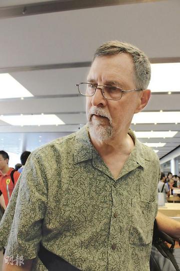 跟進全球蘋果開店網站ifoAppleStore主理人Gary Allen,專程來港出席Apple Store開幕。他認為香港新店全玻璃透視設計獨特,昨日已經把排隊經歷、照片放在網站分享,但他表示只是到場觀摩,並無購物。(陳家俊攝) 跟進全球蘋果開店網站ifoAppleStore主理人Gary Allen,專程來港出席Apple Store開幕。他認為香港新店全玻璃透視設計獨特,昨日已經把排隊經歷、照片放在網站分享,但他表示只是到場觀摩,並無購物。(陳家俊攝)
