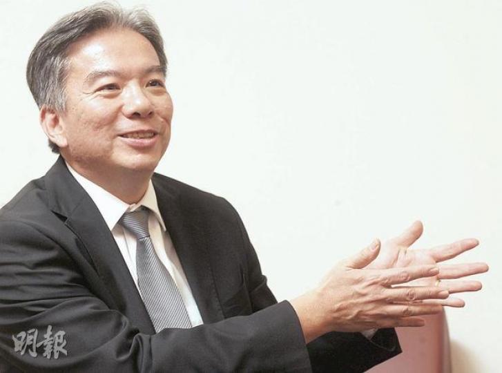 香港中華廠商聯合會會長黃友嘉表示，樓價太高，人人會說，但至今未聽到有人「夠膽」說出如何解決，並說明代價何在。他不相信這個世上會有免費午餐。（劉焌陶攝）（明報製圖）