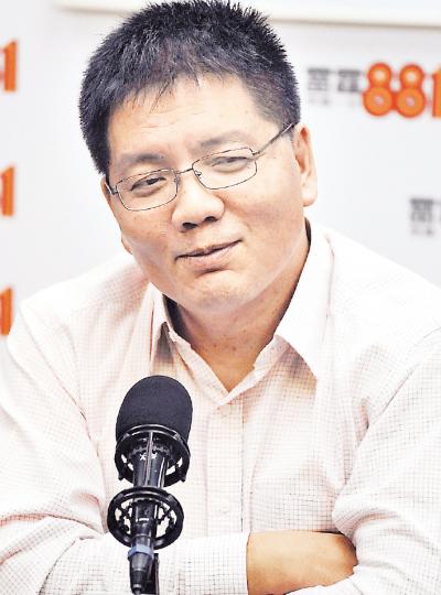 亞視新聞部前高級副總裁梁家榮昨日出席商台節目時表示，不反對主持人「消息人士是在亞視有影響力人士」的推論，間接透露了消息人士的身分。（葉漢華攝）