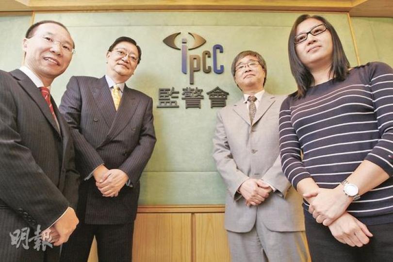 監警會副秘書長周允強（右二）稱，希望能增加觀察員抽樣觀察投訴警察課與當事人會面的比率，以加強監察。圖中3名現任監警會觀察員分別為黃江天律師（左一）、顧明仁（左二）及蘇慧賢（右一）。（李紹昌攝）