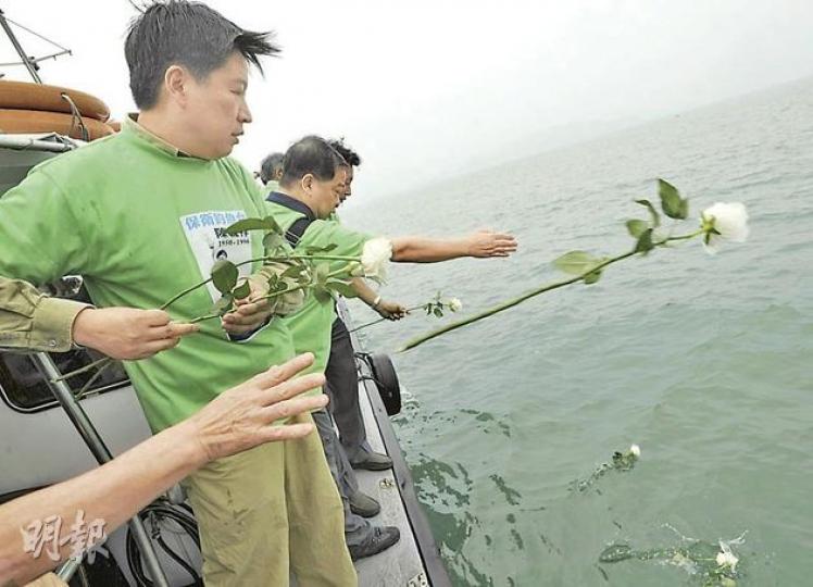 20名保釣人士昨將46朵鮮花拋在鯉魚門海面，悼念15年前在釣魚島捍衛中國主權時殉難的陳毓祥，並要求日本盡早撤出釣魚島，向中國道歉。（余俊亮攝）