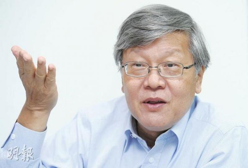 沈聯濤過去6年長時間在北京居住,自言胖了及頭髮白了。65歲的他,希望把握日子,做點有意義的事。(尹錦恩攝)(明報製圖) 沈聯濤過去6年長時間在北京居住,自言胖了及頭髮白了。65歲的他,希望把握日子,做點有意義的事。(尹錦恩攝)(明報製圖)