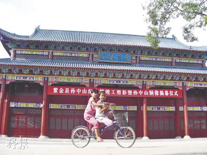 紫金中壩鎮的孫中山紀念館大門長關,門前廣場成為兒童遊戲場所。(李泉攝) 紫金中壩鎮的孫中山紀念館大門長關,門前廣場成為兒童遊戲場所。(李泉攝)