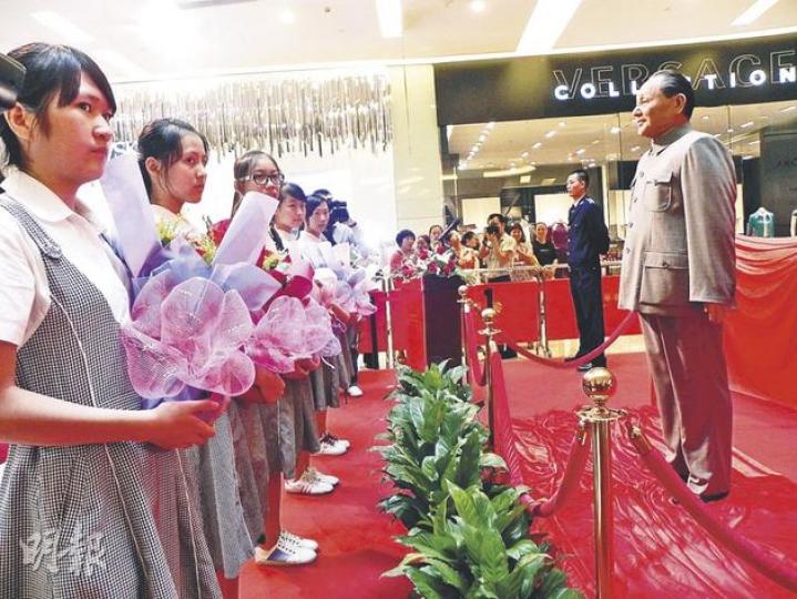 深圳學生向鄧小平像獻花。(李泉攝) 深圳學生向鄧小平像獻花。(李泉攝)