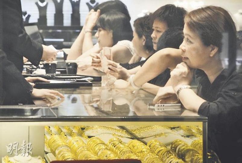 金價於過去4個交易日大幅回落,加上年尾較多人為結婚買金飾,不少市民到金舖買「平貨」,但有市場人士指金價之前升勢太快,現應觀望。(何家達攝)(明報製圖) 金價於過去4個交易日大幅回落,加上年尾較多人為結婚買金飾,不少市民到金舖買「平貨」,但有市場人士指金價之前升勢太快,現應觀望。(何家達攝)(明報製圖)