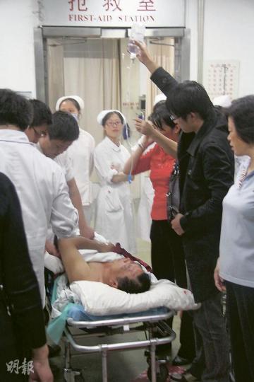 接受急救後的陳先生表示,事發時眼鏡手袋散落一地,乘客東歪西倒,圖為躺在牀上的陳先生接受治療。(明報記者攝) 接受急救後的陳先生表示,事發時眼鏡手袋散落一地,乘客東歪西倒,圖為躺在牀上的陳先生接受治療。(明報記者攝)