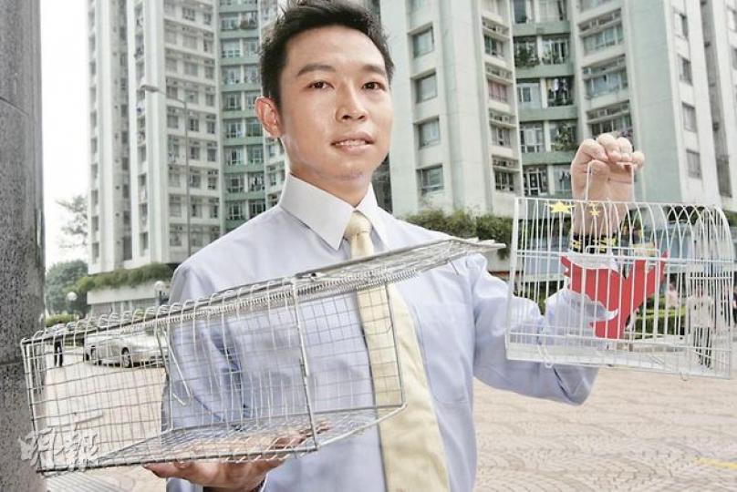 選民力量成員歐陽英傑昨日報名參選黃埔東，他稱新增年輕選民是他爭取對象，昨日他手提鼠籠、鳥籠，諷刺兩名對手，即西九新動力梁美芬及民主黨黃碧雲。（郭慶輝攝）（明報製圖）（明報製圖）