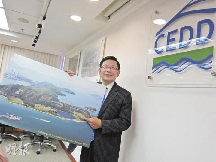土力工程處長陳健碩表示，石礦場除了提供石料，關閉後亦可供土地發展。他手上的照片是索罟灣的舊南丫島石礦場，2002年完成園景美化，並建造了一個面積約4公頃的人工湖。（馬耀森攝）