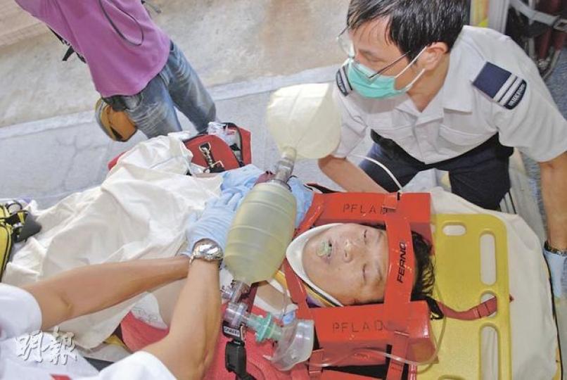 猝死的食環署外判工人，送院時已陷入昏迷，經搶救後終返魂乏術。（雲錦鋒攝）猝死的食環署外判工人要處理的蜂巢被築於墳場的主要行人路旁，大小與籃球相若。（雲錦鋒攝）