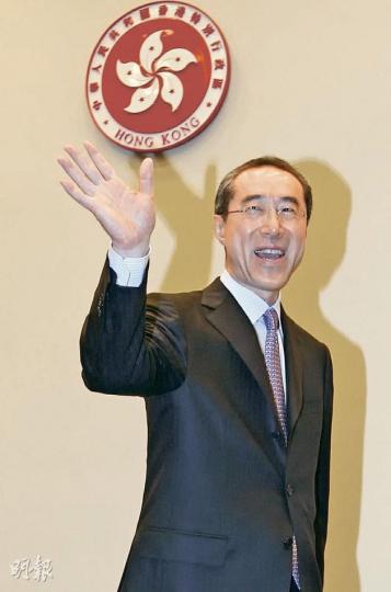 千呼萬喚下,唐英年昨日宣布辭去政務司長一職,他說﹕「有不少朋友鼓勵我參選下一任行政長官,我深知道,這是我有生以來,所面對最莊嚴和艱巨的挑戰,因此我需要時間和空間去靜心思考。」(李紹昌攝)特首曾蔭權說﹕「我衷心感謝他(唐英年)長久以來盡心盡力服務社會,並祝願他今後事事順心、順利。」曾蔭權(左)昨晚出席邵逸夫獎頒獎禮,面帶笑容扶着邵逸夫(右)。(葉漢華攝) 千呼萬喚下,唐英年昨日宣布辭去政務司長一職,他說﹕「有不少朋友鼓勵我參選下一任行政長官,我深知道,這是我有生以來,所面對最莊嚴和艱巨的挑戰,因此我需要時間和空間去靜心思考。」(李紹昌攝)特首曾蔭權說﹕「我衷心感謝他(唐英年)長久以來盡心盡力服務社會,並祝願他今後事事順心、順利。」曾蔭權(左)昨晚出席邵逸夫獎頒獎禮,面帶笑容扶着邵逸夫(右)。(葉漢華攝)