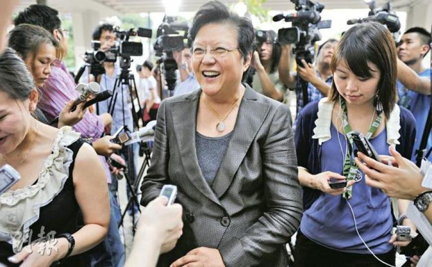 全國人大常委范徐麗泰(圖)讚揚唐英年「顧全大局、守規矩和有政治道德」,又指假如中央接受唐英年請辭,她會信守承諾支持對方。(何家達攝) 全國人大常委范徐麗泰(圖)讚揚唐英年「顧全大局、守規矩和有政治道德」,又指假如中央接受唐英年請辭,她會信守承諾支持對方。(何家達攝)