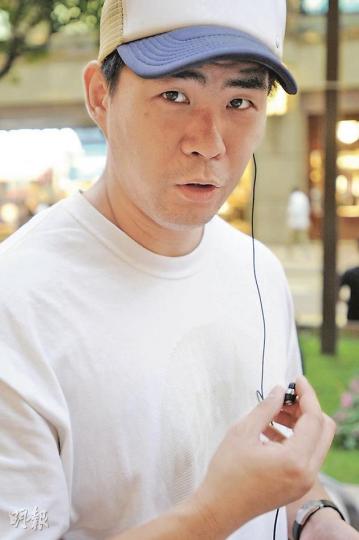 30多歲的運動教練劉先生笑言,男人擇偶條件會隨年齡改變,拍拖對象跟結婚的往往非同一人,選擇長遠交往或結婚對象時,會更着重對方性格。(何家達攝)任職香水顧問的徐小姐(26歲)說內涵才是重要的擇偶條件,「不會離棄,才是真愛」。她相信非所有男士都會拋棄「變胖」的女伴,若遇上只看外表的男士,是「唔好彩」。(何家達攝) 30多歲的運動教練劉先生笑言,男人擇偶條件會隨年齡改變,拍拖對象跟結婚的往往非同一人,選擇長遠交往或結婚對象時,會更着重對方性格。(何家達攝)任職香水顧問的徐小姐(26歲)說內涵才是重要的擇偶條件,「不會離棄,才是真愛」。她相信非所有男士都會拋棄「變胖」的女伴,若遇上只看外表的男士,是「唔好彩」。(何家達攝)